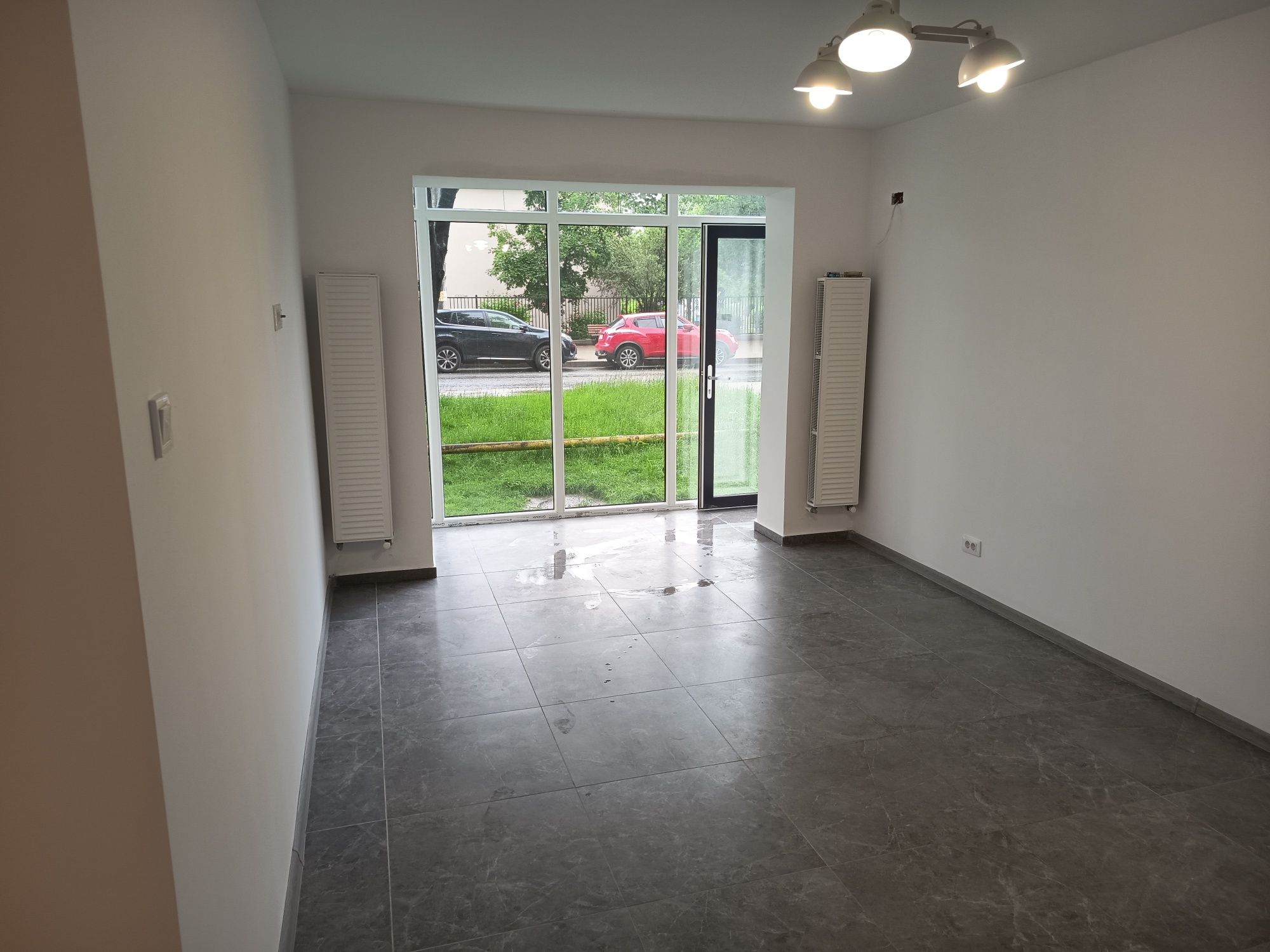 PF închiriez spațiu comercial 54 m , central, Podu Ros, la bulevard
