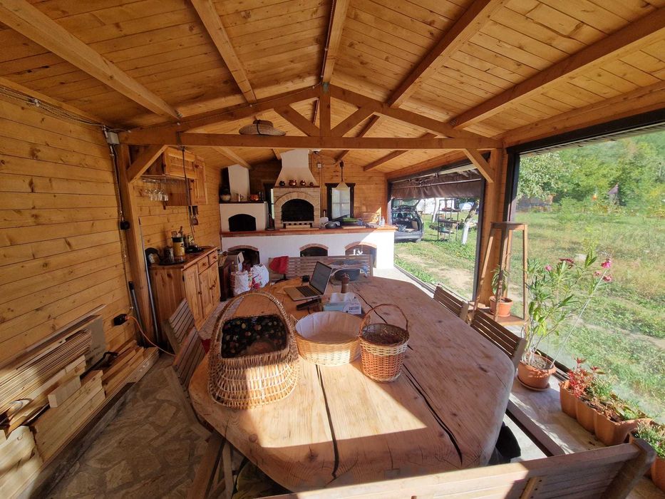 Teren cu constructii Cosmina de Sus - Foisor, baie, cabanuta si umbrar