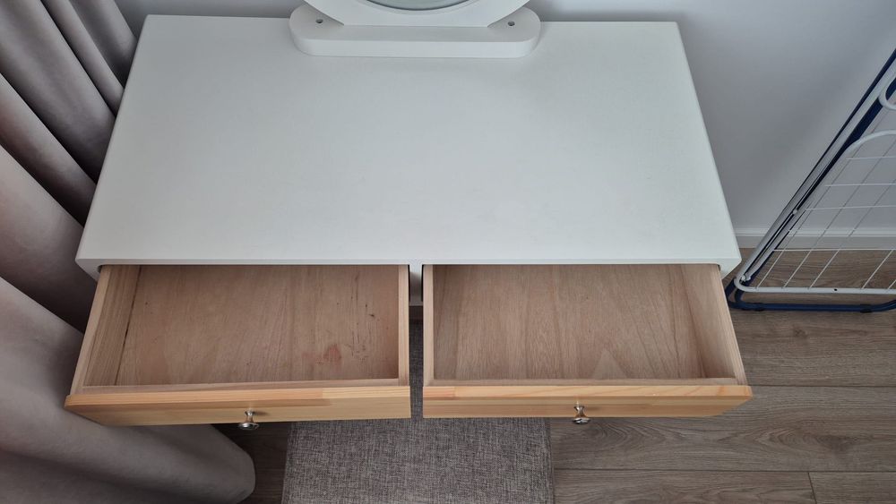 Masa de machiaj cu scaun