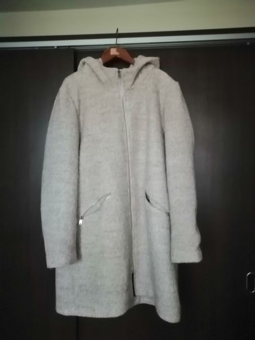 Vând fi urgent haina de stofa ,crem, cu gluga, stareffbuna