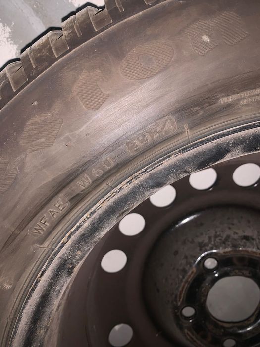 Продавам 4 бр. зимни гуми с железни джанти 195/65 R15