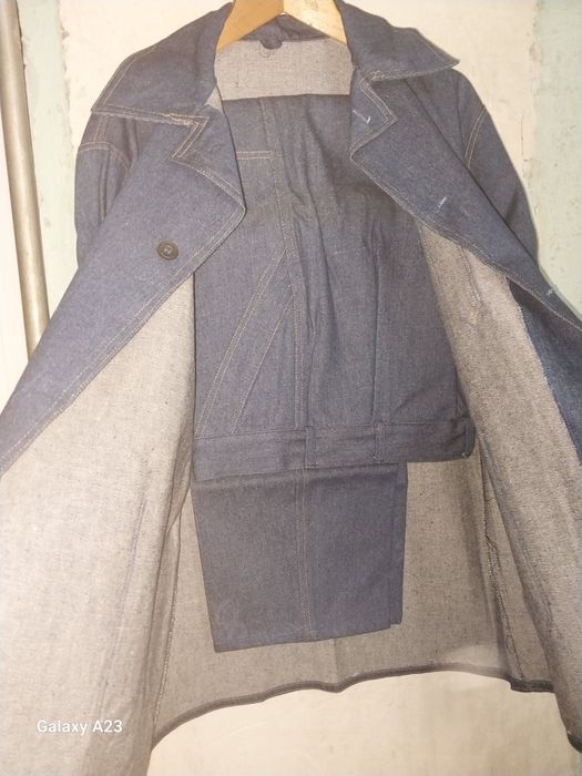 Джинсовая куртка и брюки.