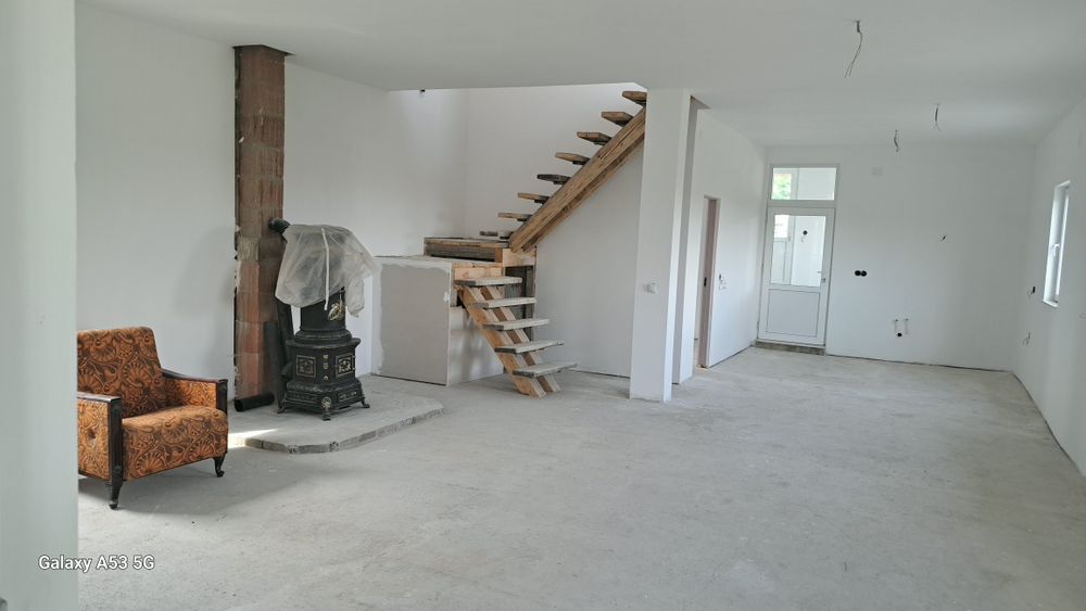 Vand  2 case noi la gri avansat + teren 1500 mp, lângă Sibiu.