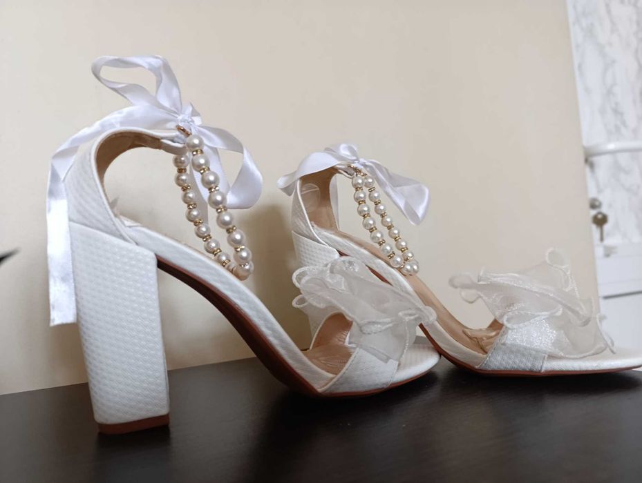 Бели официални обувки на висок ток