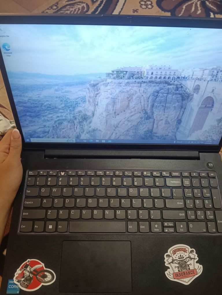 Vând Laptop LENOVO+o gentă pt el