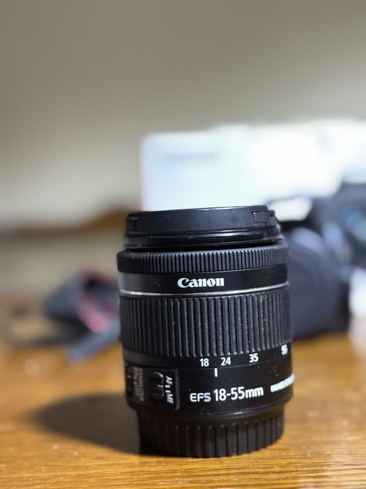 Canon EOS 250D si obiectiv 18-55mm
