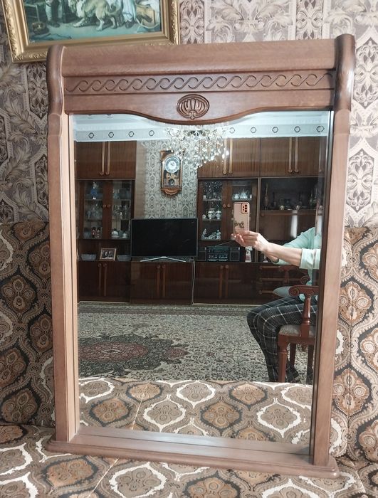 Зеркало в раме из дерева большое с полочкой.