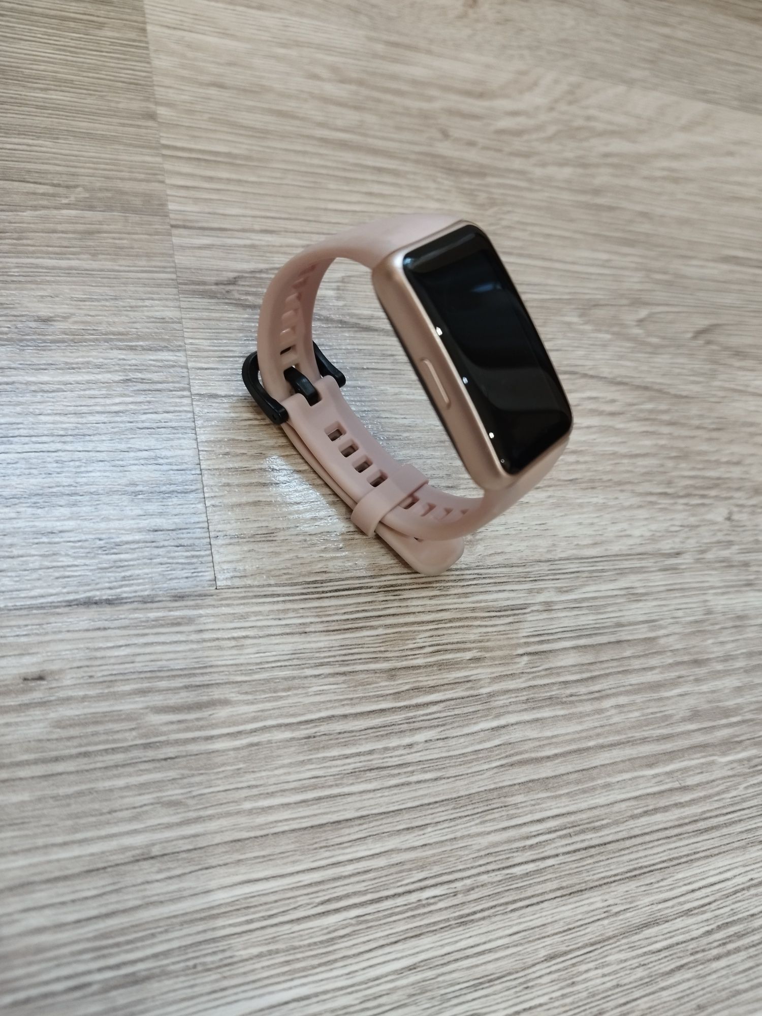 Дамска смарт гривна Huawei Band 6