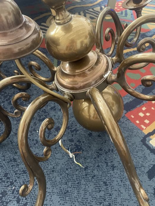 Candelabru vintage din alamă, 8 brațe - farmec clasic pentru casa ta!