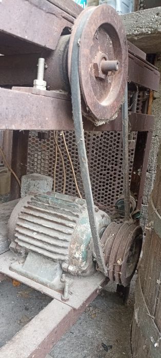 Masa circular cu motor