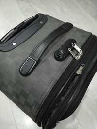 Куфар с колелца и телескопична дръжка