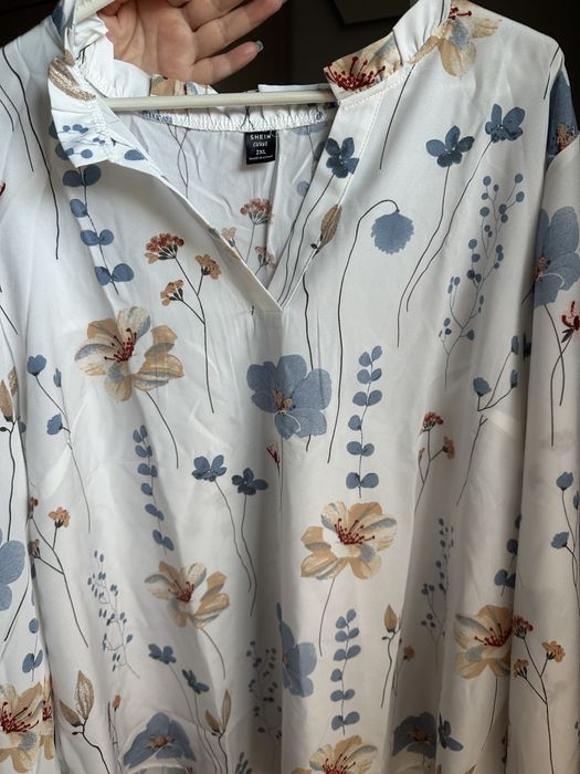 Бяла риза с цветя