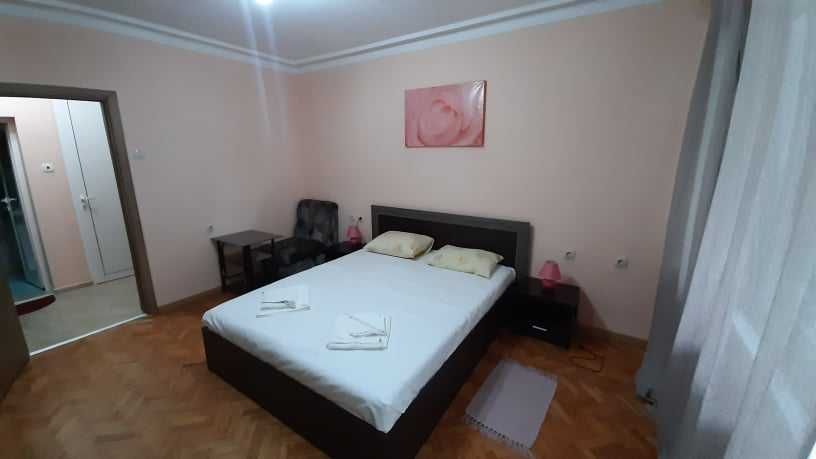 Дава се под наем Тристаен апартамент в Бургас, Център - 85 кв.м за 425 € - Снимка #4