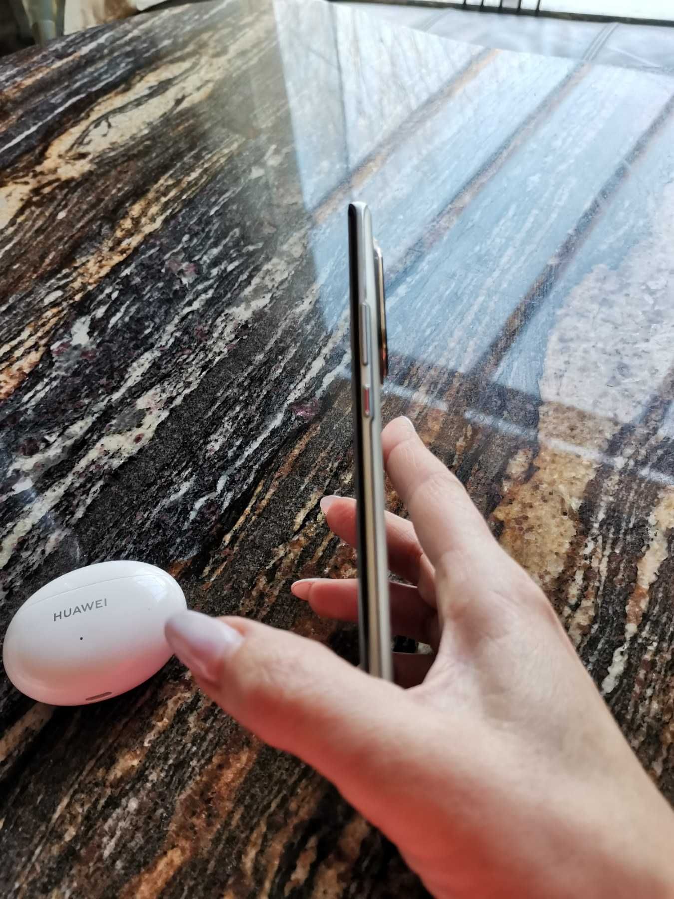 Huawei Nova 10 като нов, в комлект със слушалки Huawei FreeBuds 4i