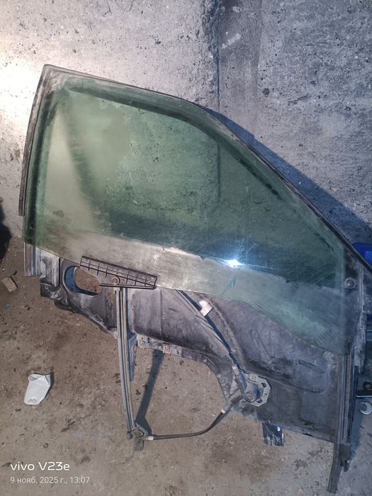 Переднее правое стекло на audi 80 b4