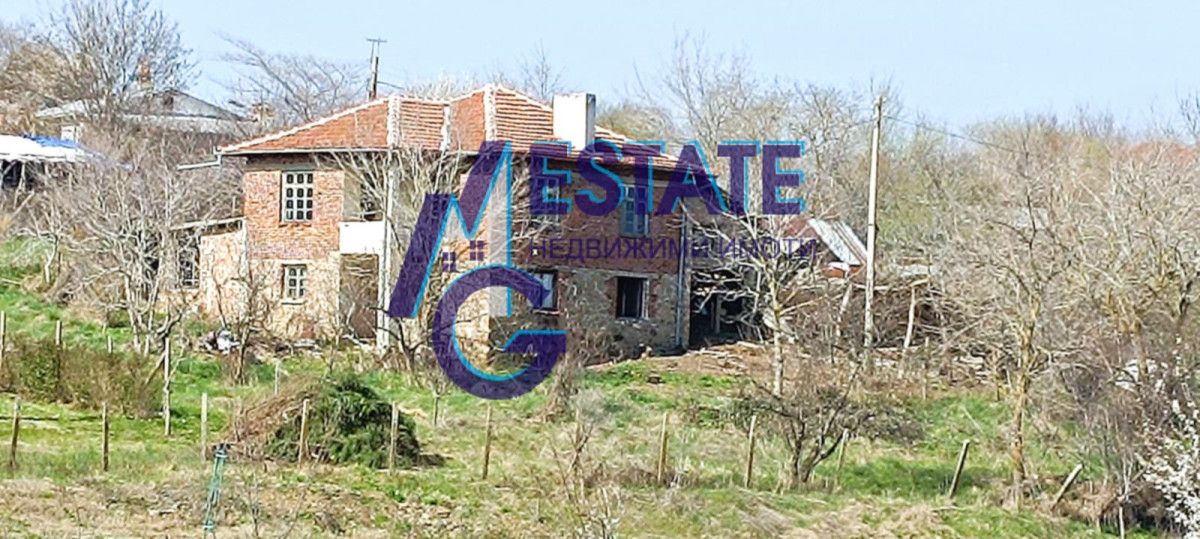 Двуетажна къща с голям двор и прекрасна гледка в село Фазаново