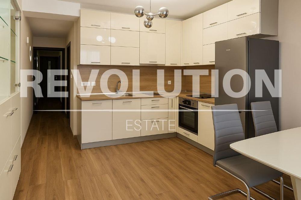 Дава се под наем Тристаен апартамент в Варна, Младост 2 - 90 кв.м за 600 € - Снимка #1