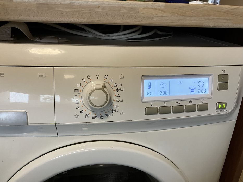 Продавам пералня Електролукс