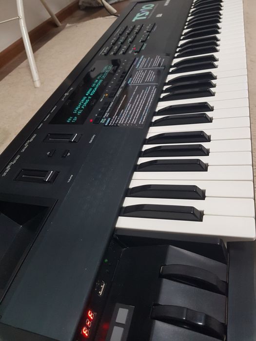 Ensoniq ts10 yangi Rasiyadan keldi fleshkavot yangi qoyib qoydim