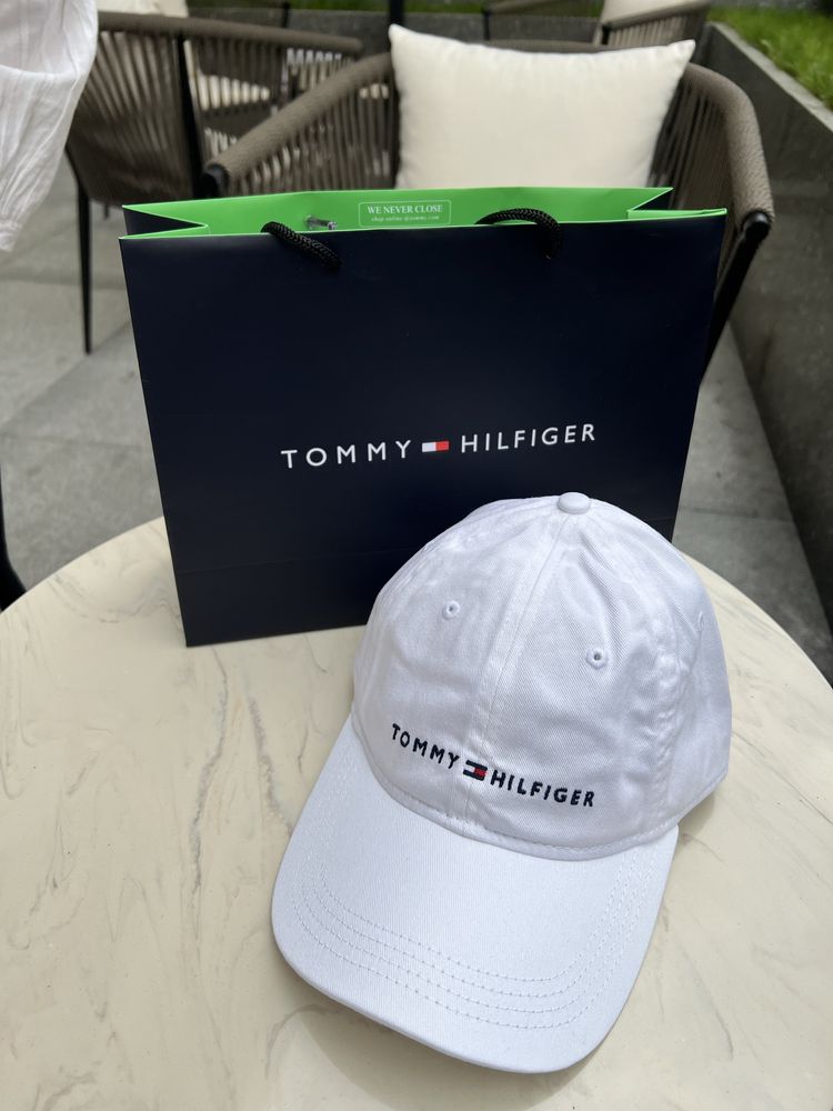 Кепка от Tommy Hilfiger