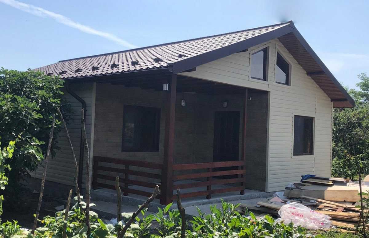 Casa, garaje auto pe structura metalica si panou sandwich termoizolant
