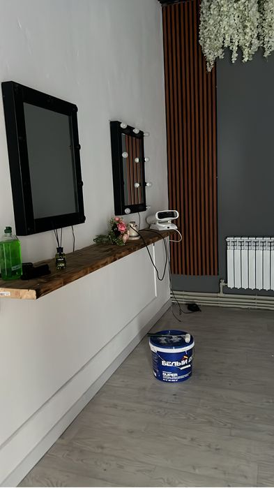 Продам визажное зеркало в количестве 3 штуки ,полочки и стулья