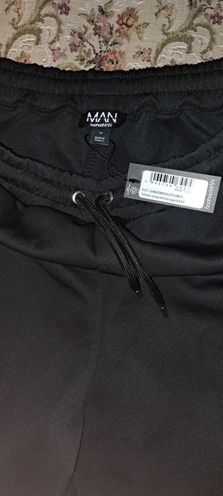 Pantaloni negri largi boohooman noi (pret pornire licitatie)