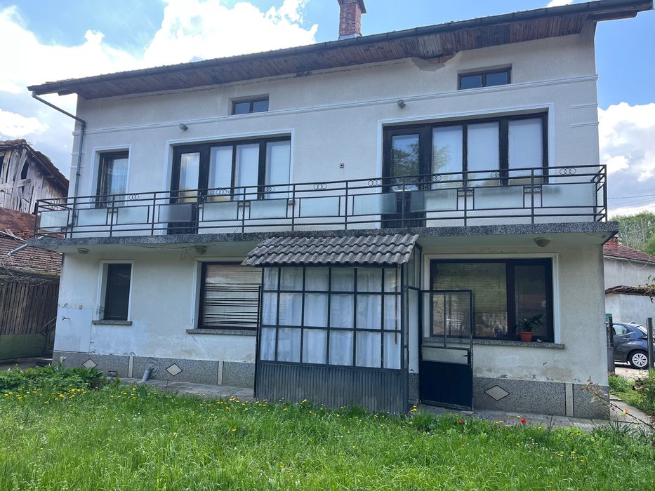 Двуетажна къща  в гр. Априлци