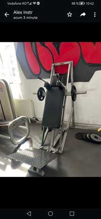 Hack squat, presa de genuflexiuni technogym