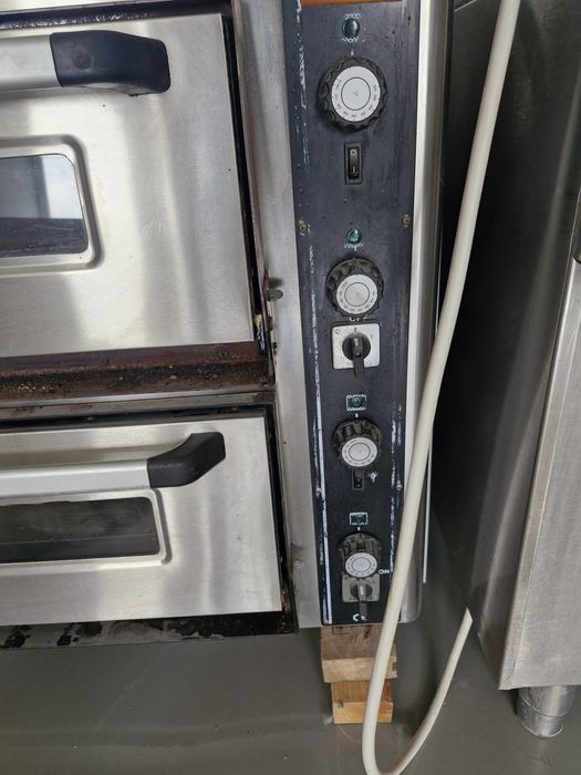 Пица фурна на ток.