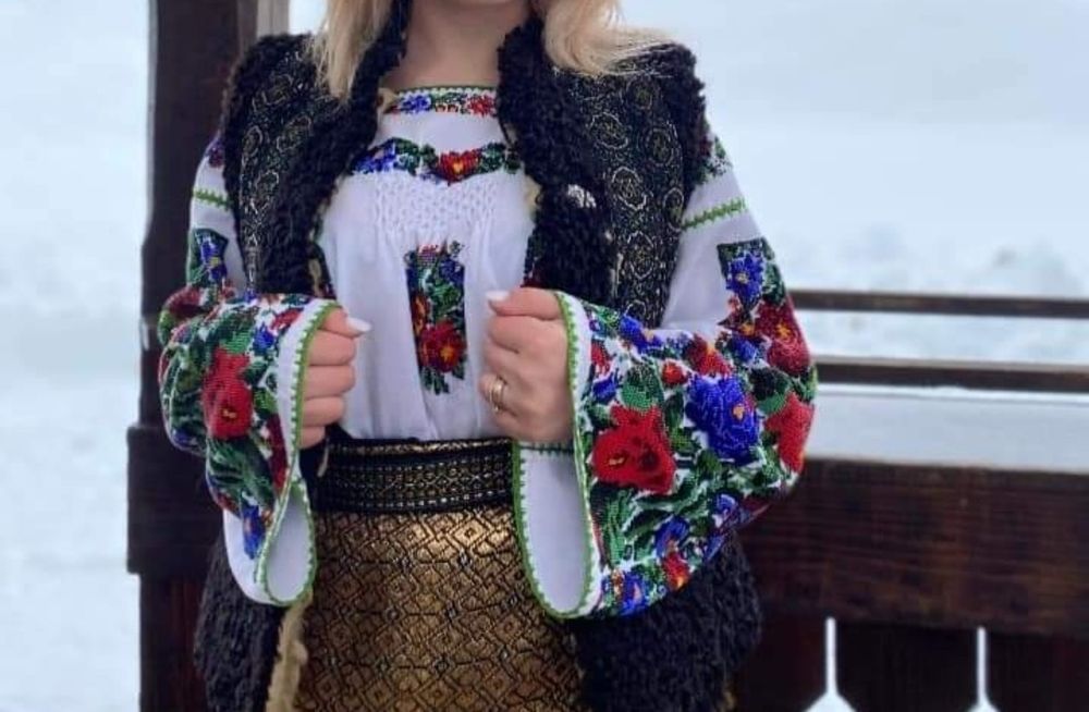 Cămăși populare (ie) cu mărgele