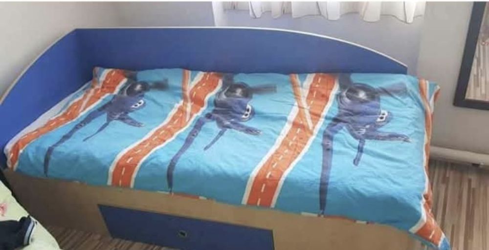 Vând pat de o persoana cu saltea
