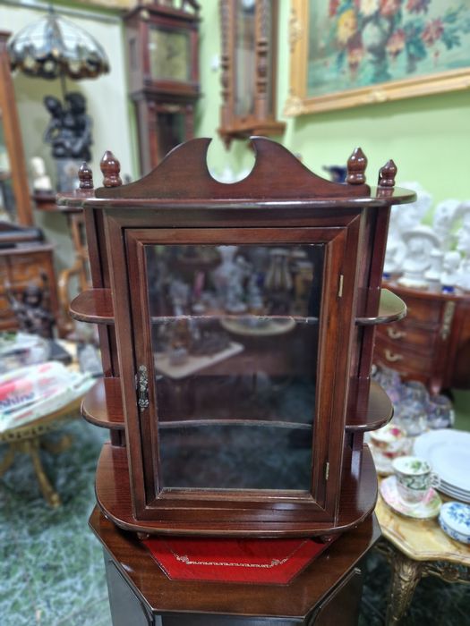 Прекрасна антикварна английска дървена витринка