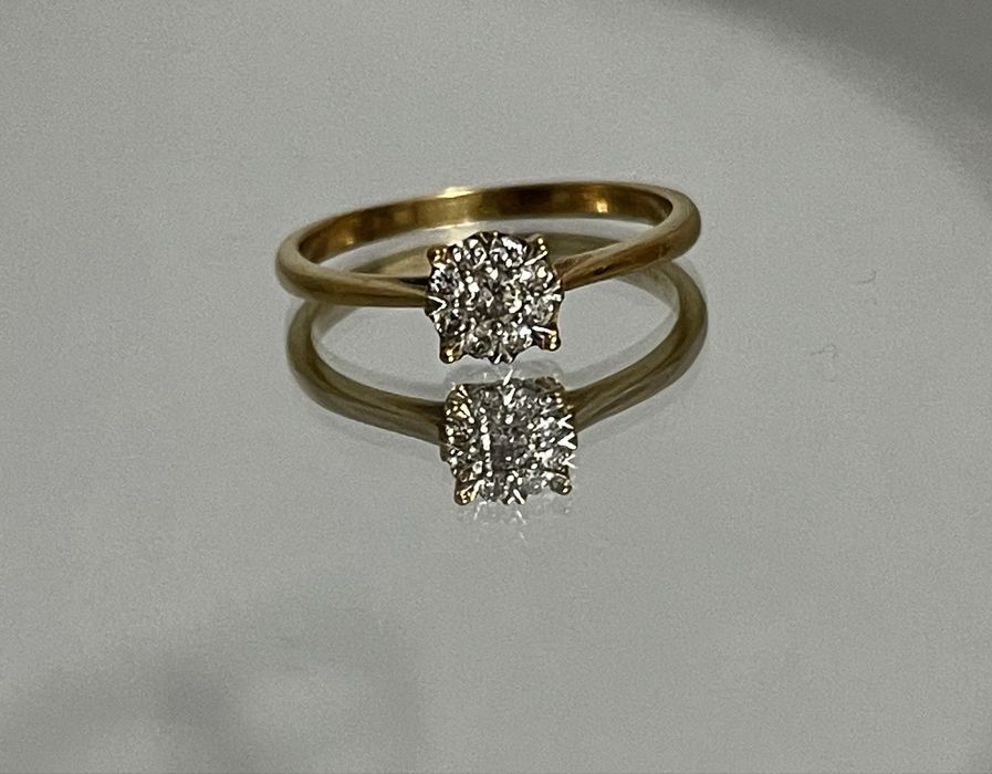 Inel din aur galben cu diamante.