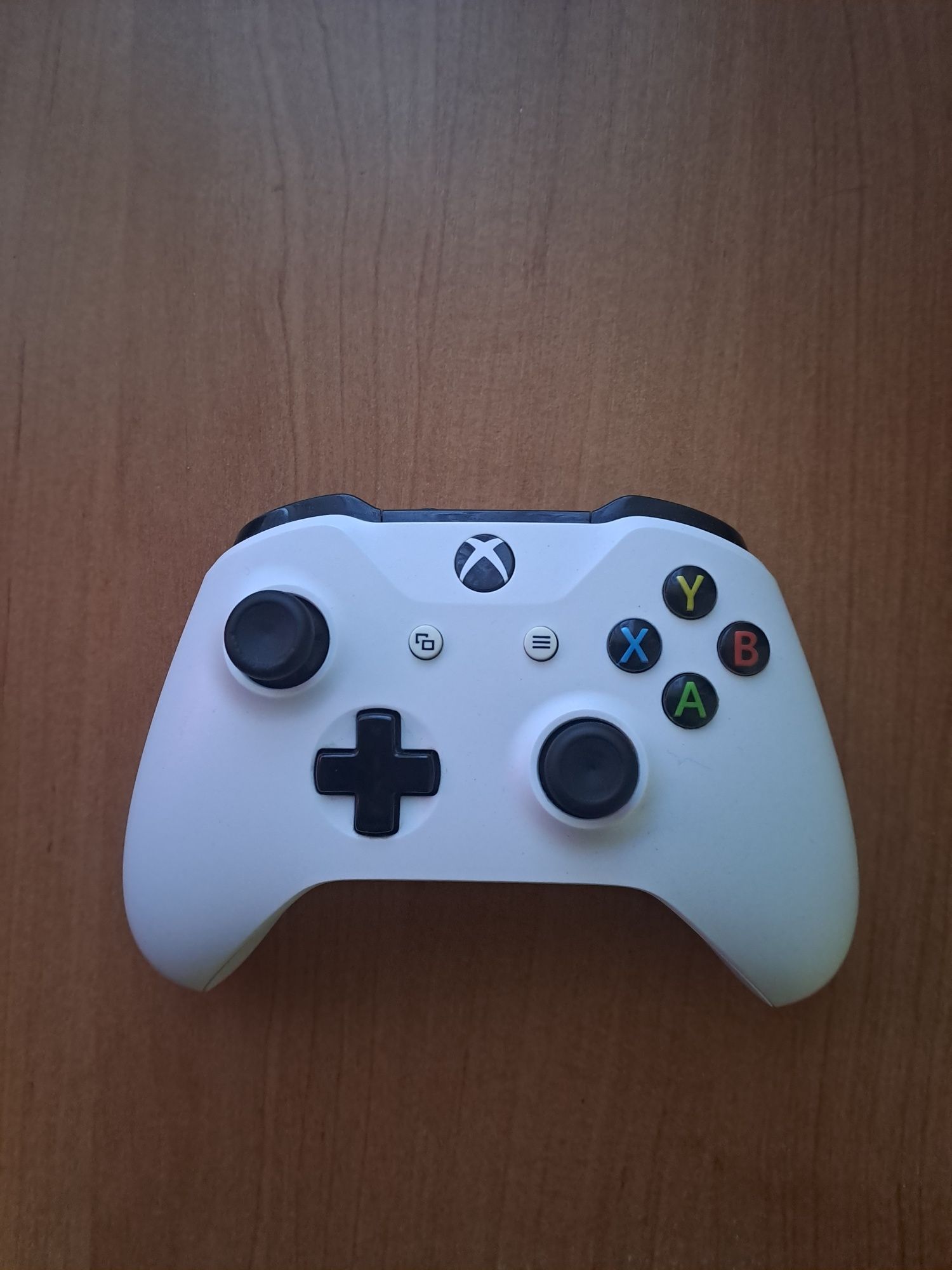 Vând consola de gaming - Xbox One S + 2 jocuri + controller