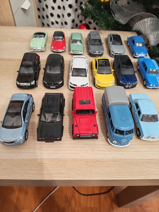 Vând sau schimb machete auto 1:36