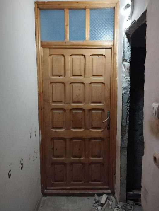 Vind 4 uși din brad, model cu tăblii si luminator, stare foarte bună