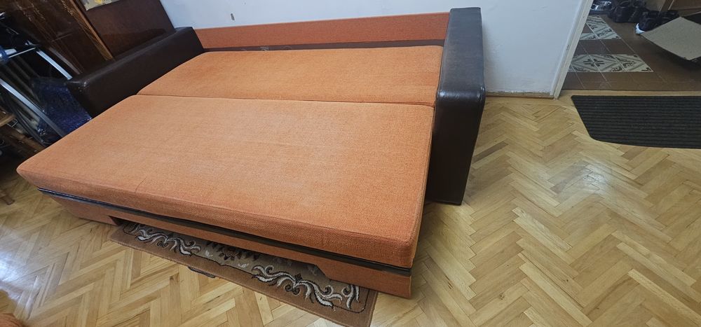 Vand Canapea extensibilă, cu spațiu de depozitare.

Dimensiuni totale: