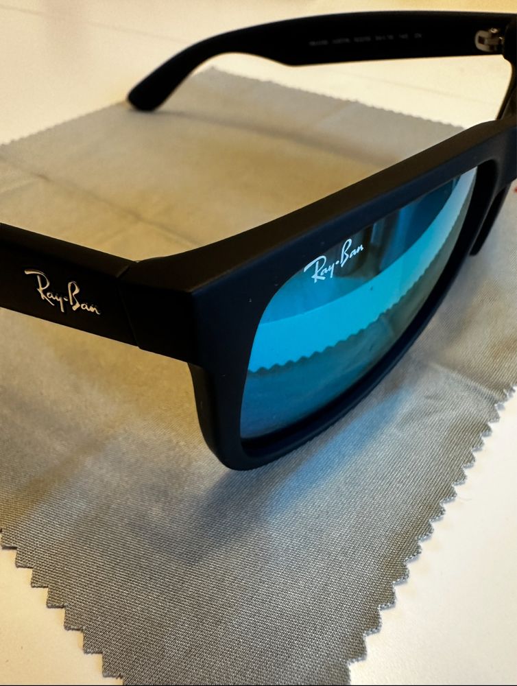 Ray-Ban слънчеви очила.