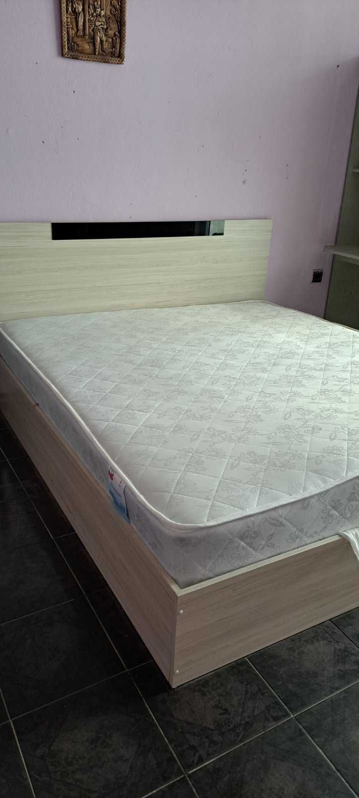 Продавам легло с еднолицев матрак 200/160