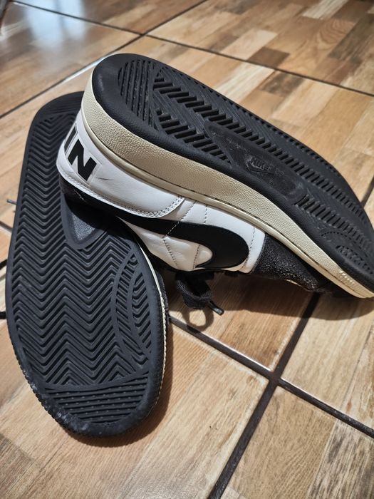 Adidași de vânzare