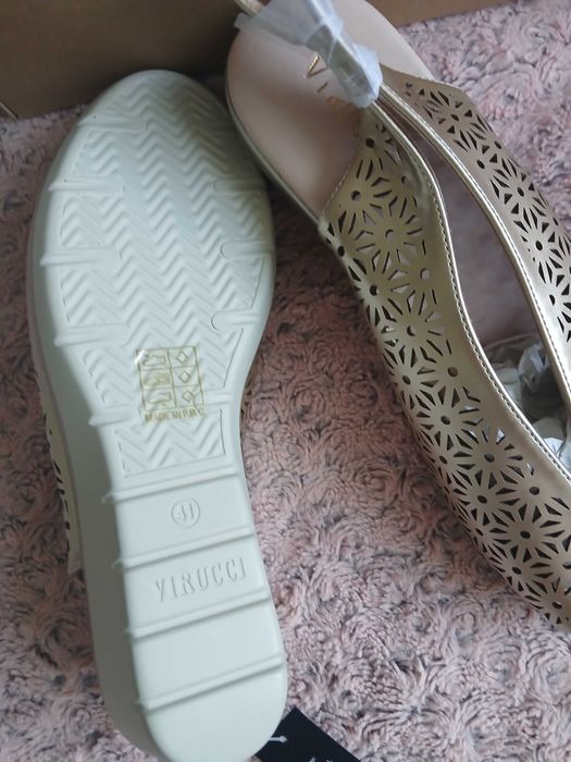 pantofi stil sandale virucci dantelati  din piele aurii noi