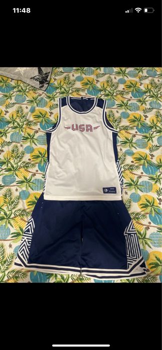 vand compleu de baschet