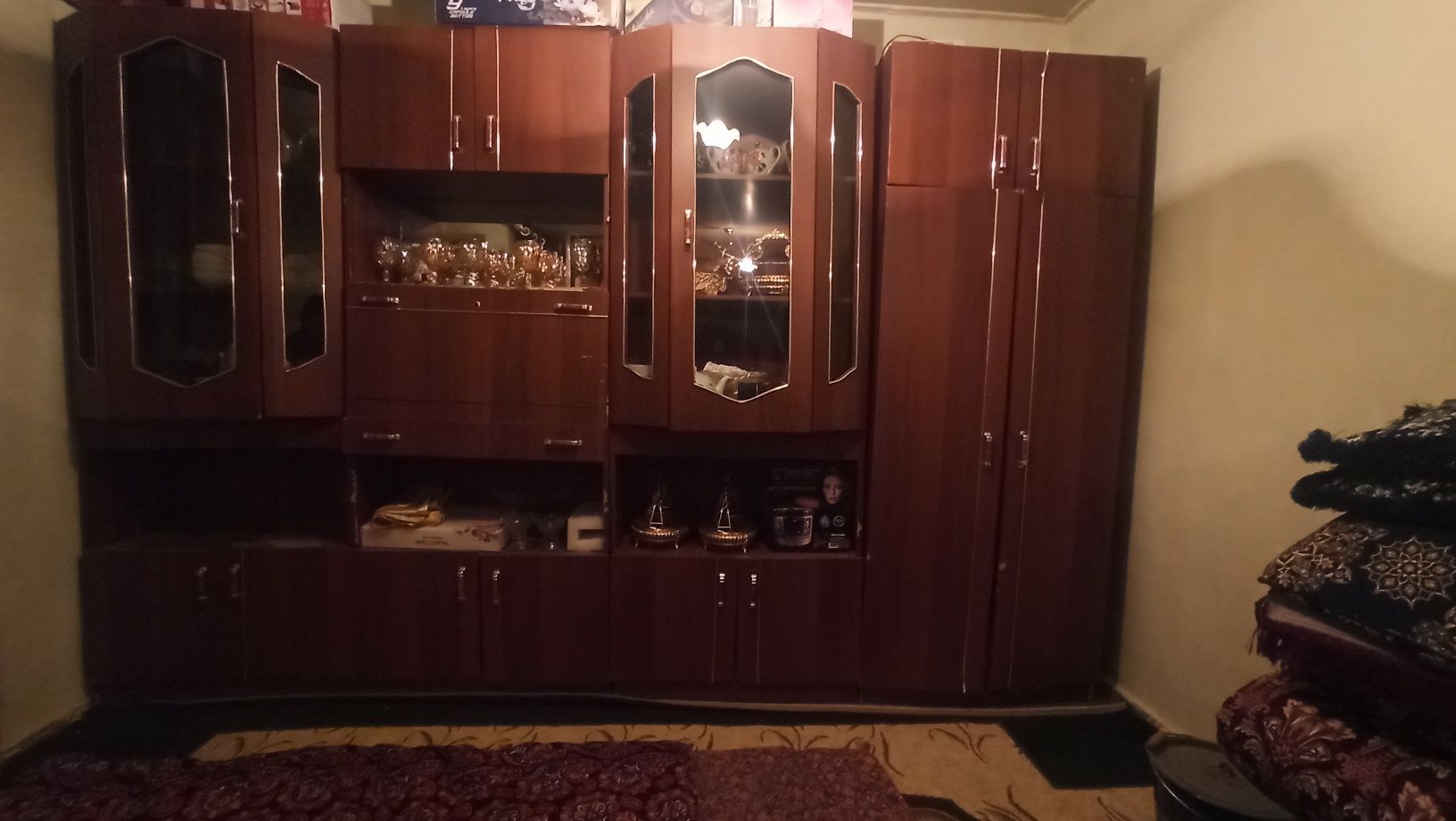 Stenka va divan kreslolar sotiladi arzon narxda