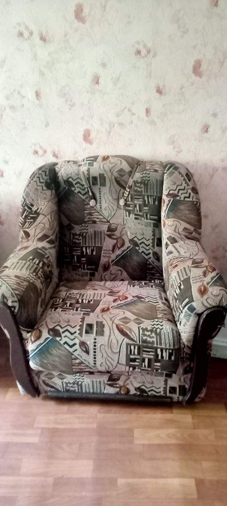 Срочно продам б/у два кресла и диван