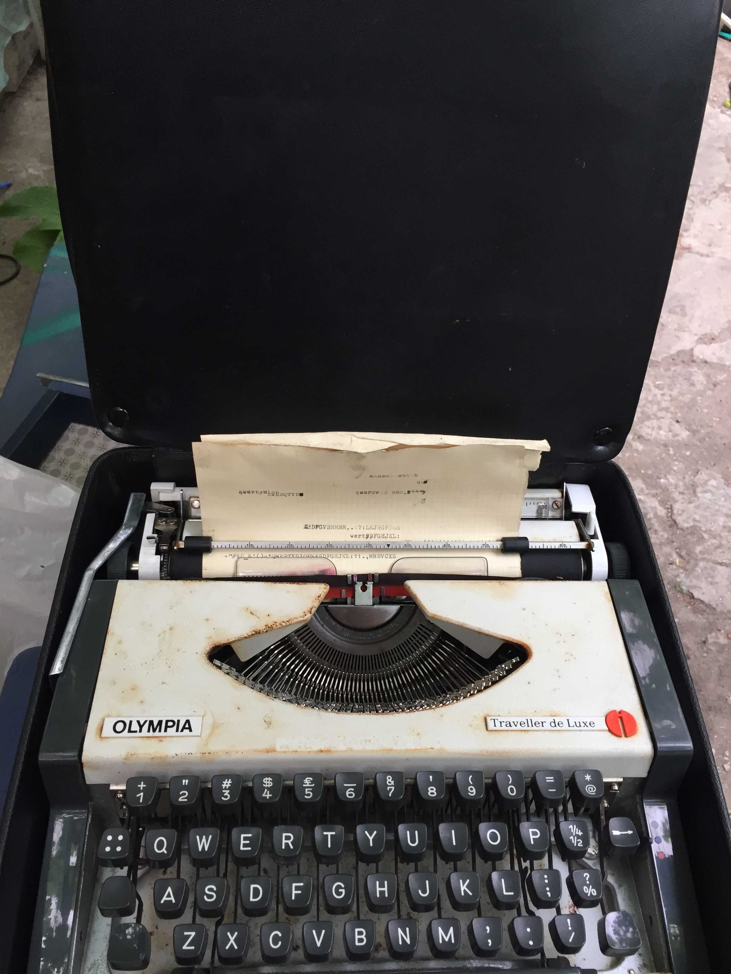 Masina de scris in cutiea originala
