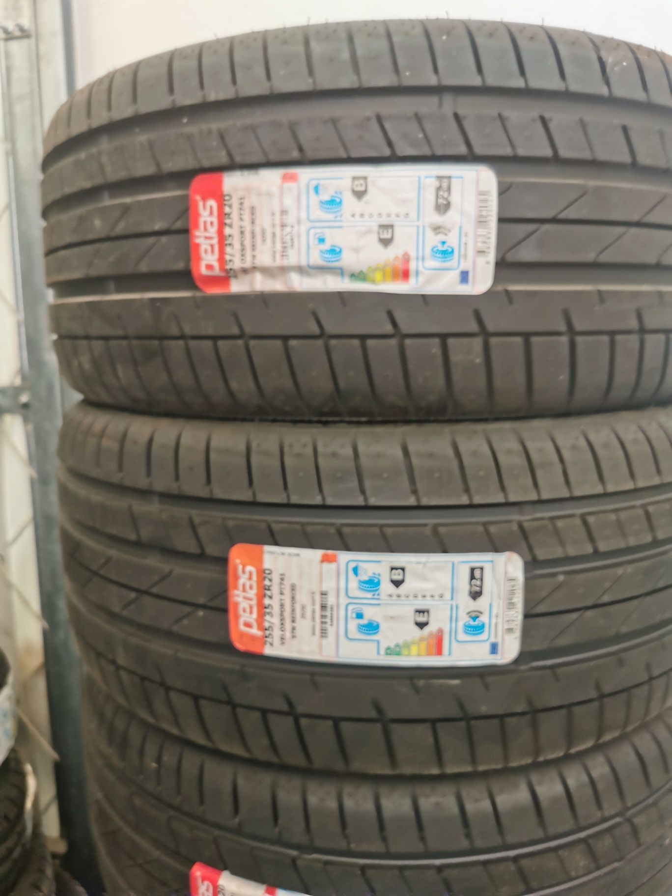 Vand anvelope de vara 255/35x20 marca Petlas