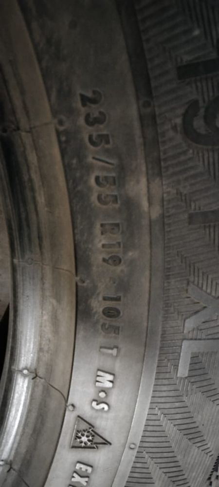 Продам зимнюю резину шипованную 235/55R19  4 штуки