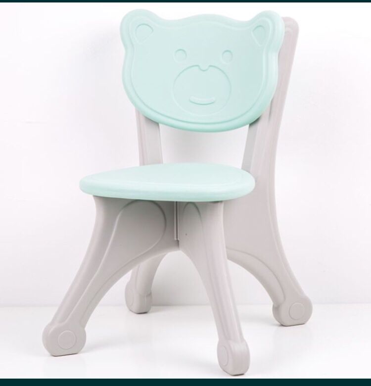 Пластиковые столик + 4 стула