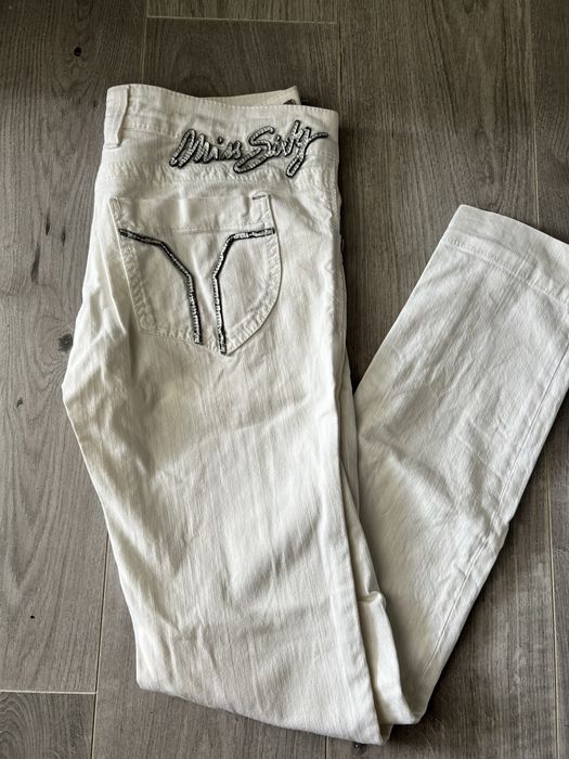 Blugi pentru femei de la diferite firme